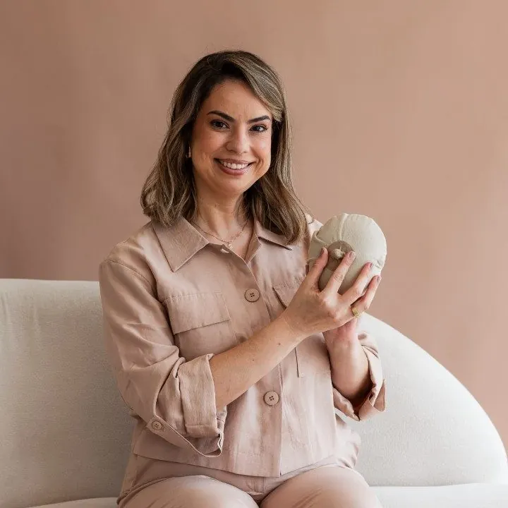 Letícia Lamberti com materiais usados na consultoria gestacional