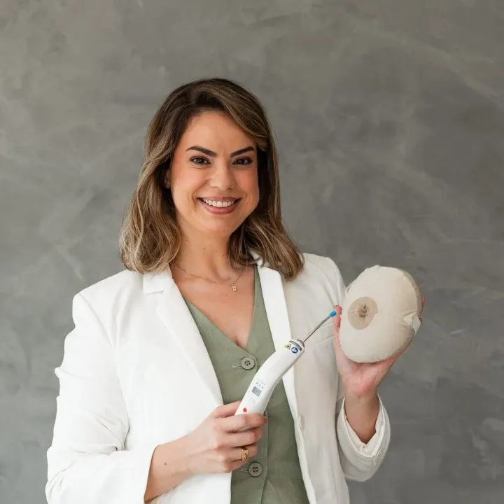 Letícia Lamberti com o aparelho de laserterapia